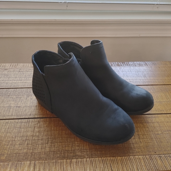 EUC Girls Black Ankle Boots - Picture 1 of 3